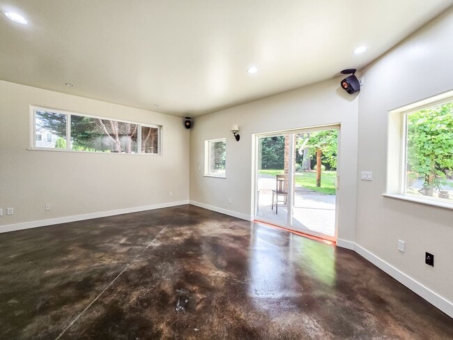 Building Photo - Spacious 3BD Rambler
