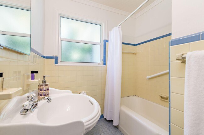 Building Photo - 210 Monceaux Rd