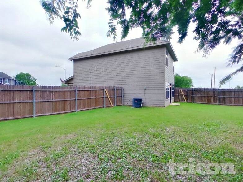 Building Photo - 1532 Pine Ln