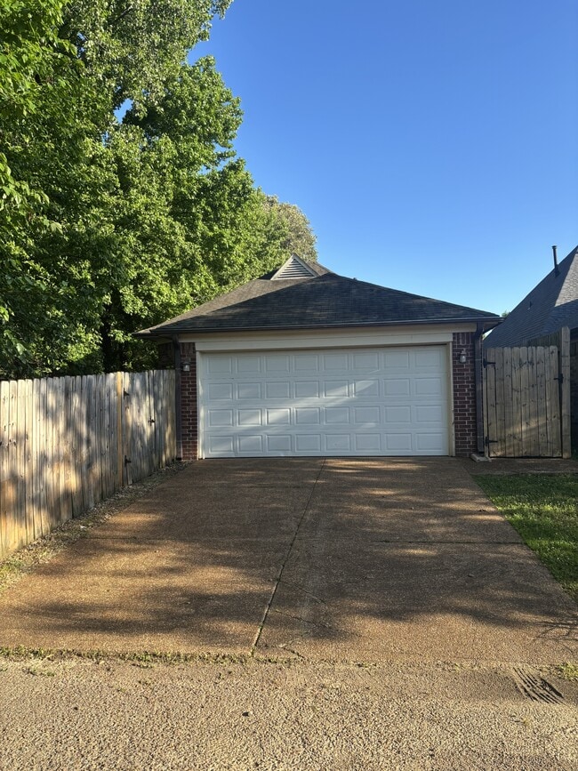 Building Photo - 7412 Brentlawn Dr