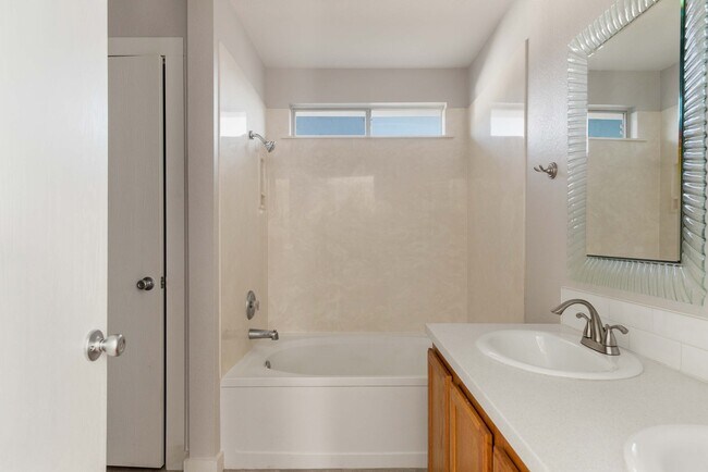 Building Photo - Updated 4/BR 2/BA Home Minutes from Downtown!