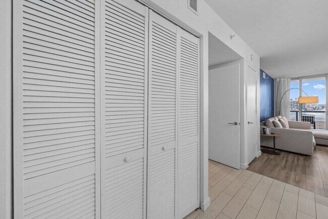 Building Photo - 2602 E Hallandale Beach Blvd