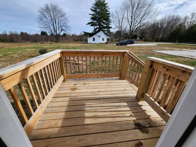 Building Photo - Spacious 3-Bedroom, 2-Bathroom Home AVAILABLE NOW!!