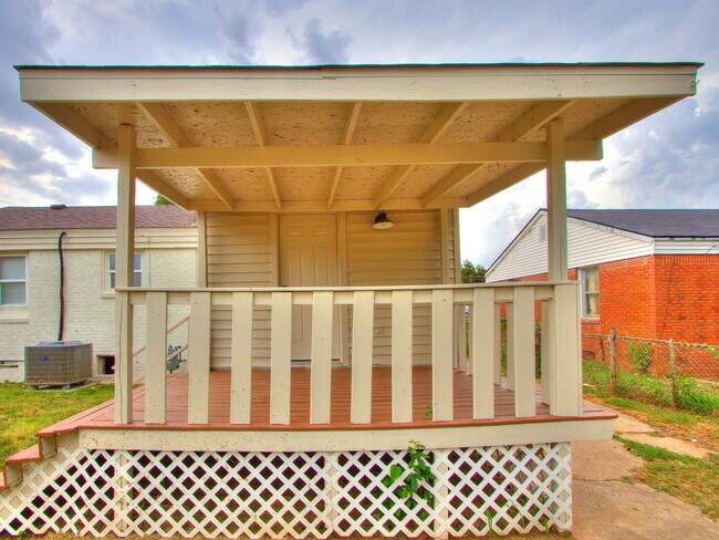 Building Photo - 411 E Showalter Dr