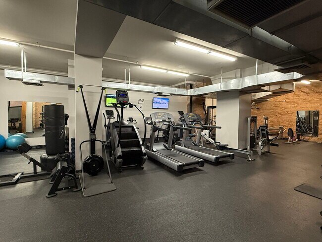 Building Photo - 525 W Superior St