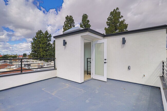 Building Photo - Live Large in NoHo: 5 Bed, 4 Bath + Roofto...