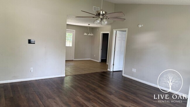 Building Photo - MOVE-IN SPECIAL: $500 OFF 1st MONTH'S RENT!**