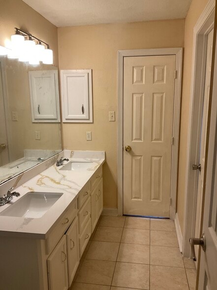 Building Photo - 10610 Mills Way