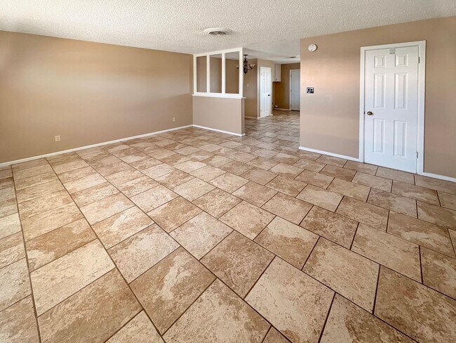 Building Photo - 519-521 East Sunset Circle