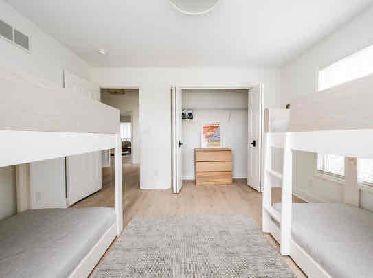 Building Photo - 428 Island Pointe Dr