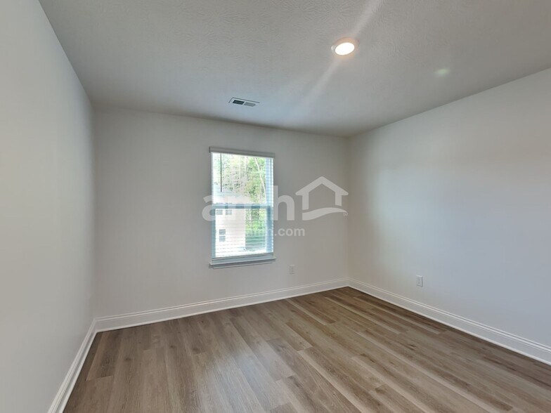 Building Photo - 319 Pne Hl Ct