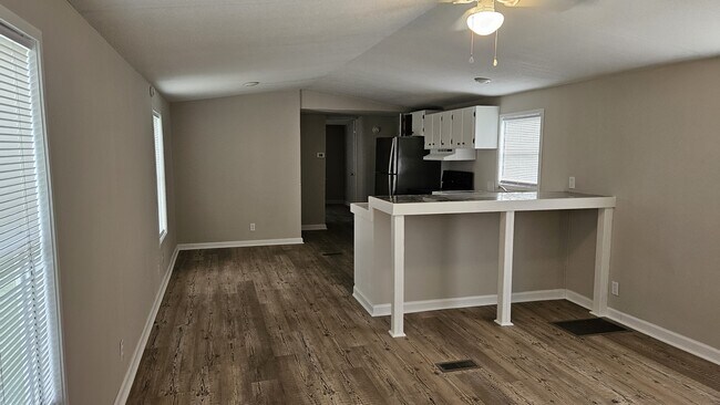 Building Photo - 610 E Branch Dr