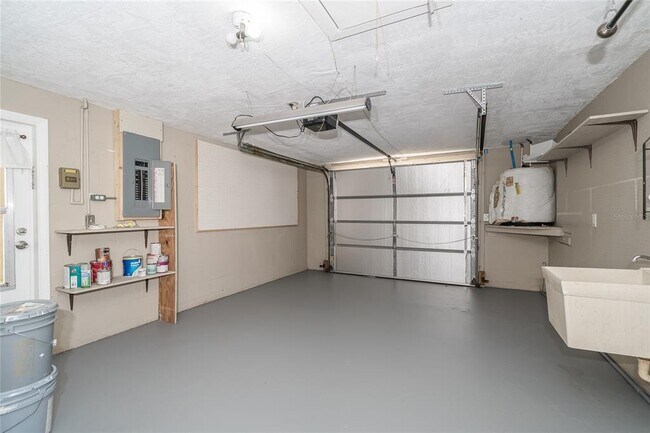 Building Photo - 7911 Foxwood Dr