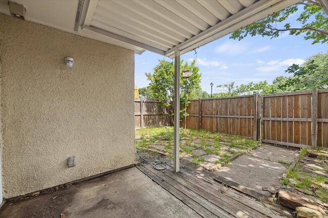 Building Photo - 2504 Brook Hollow Ct