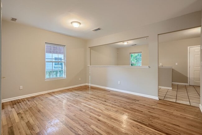 Building Photo - Affordable 2 Story Home - Fresh Paint - New flooring Large Lot - Close to Downtown Atlanta