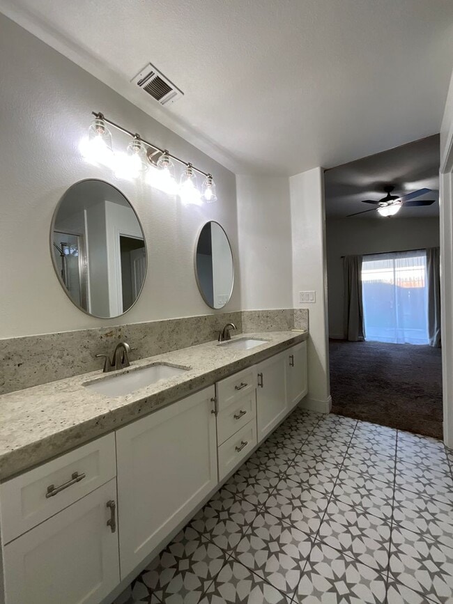 Building Photo - Updated 3 Bedroom 2 Bath Home in Fresno!