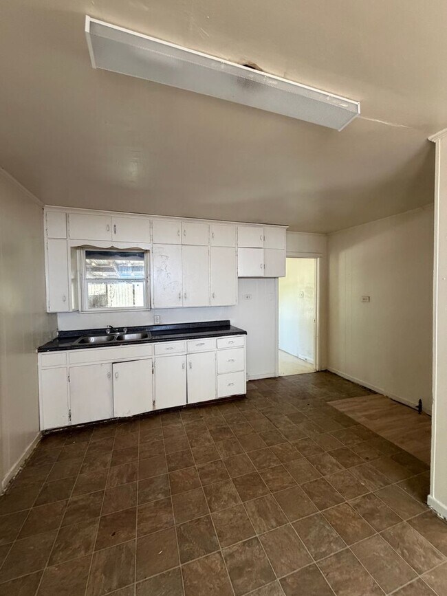 Building Photo - 3709 Beverly Dr