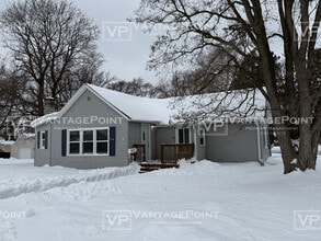 Building Photo - 917 Merrill St