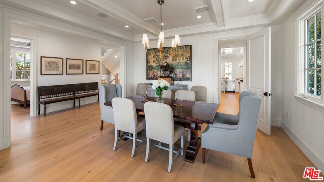 Building Photo - 146 N Carmelina Ave