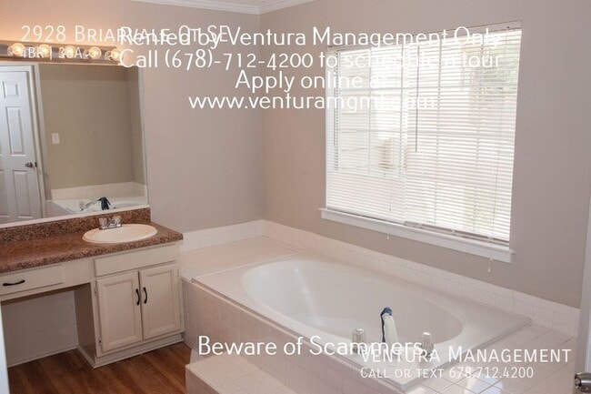 Building Photo - 2928 Briarvale Ct SE