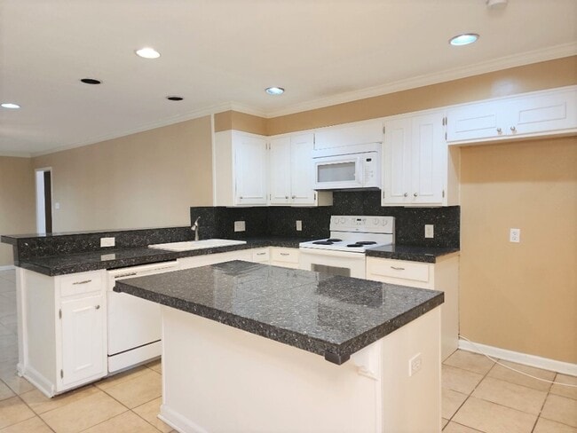 Building Photo - Amazing home ready to move in!