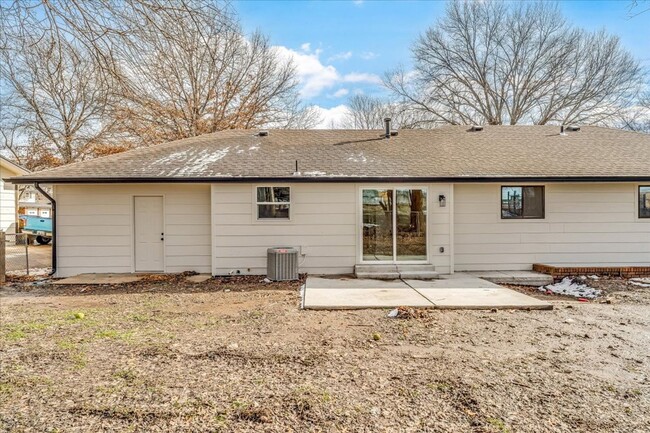 Building Photo - Duplex in Derby