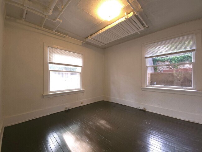 Building Photo - Price Reduced! Great Hill Location- 2 Bedr...