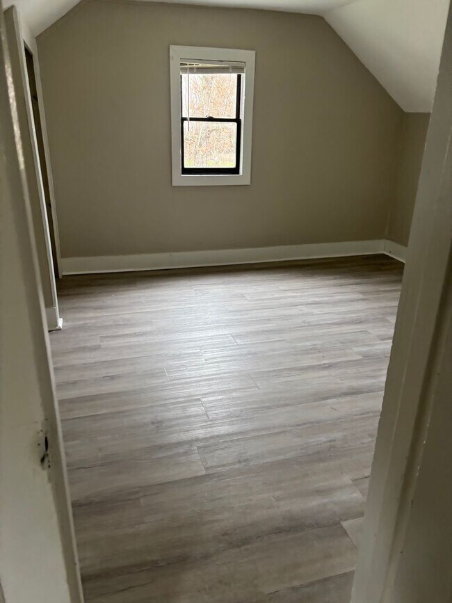 Building Photo - Section 8 Accepted! Spacious newly renovat...