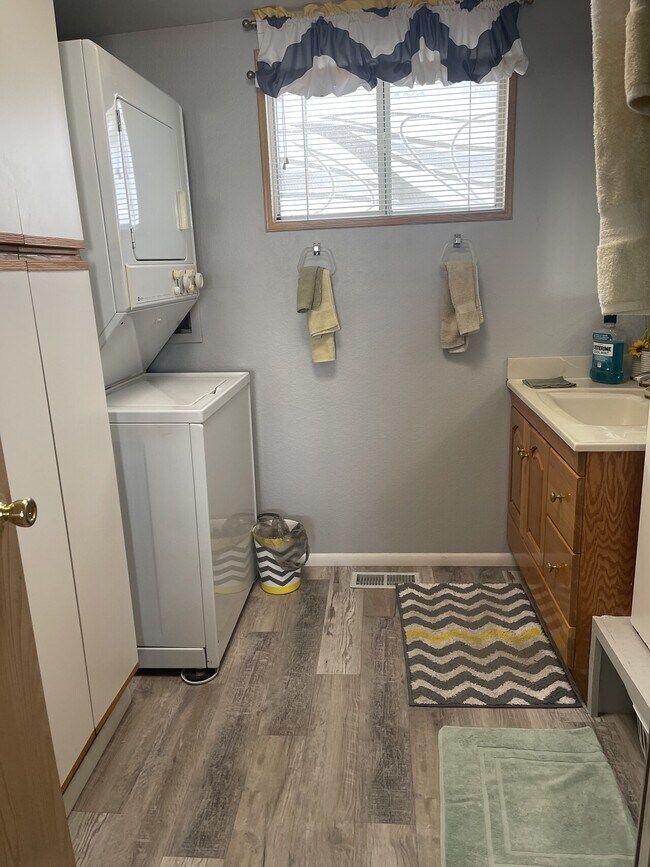 Building Photo - 580 Clarence