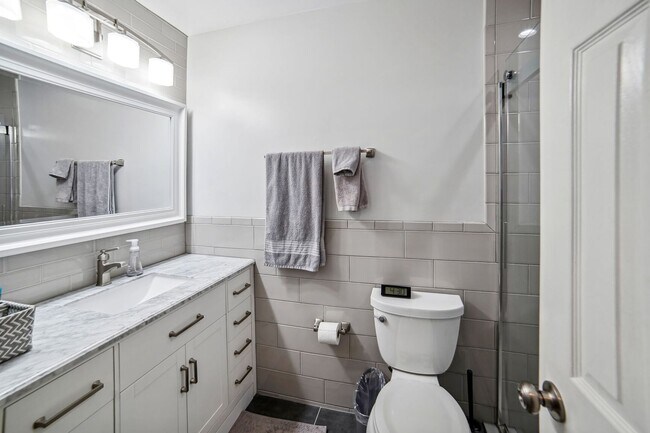 Building Photo - Wonderful & Spacious 2BR/3.5BA townhouse l...