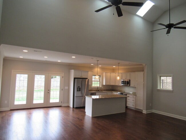 Building Photo - Beautiful 4-Bed, 3-Bath Bungalow in Highly Desirable Farragut!