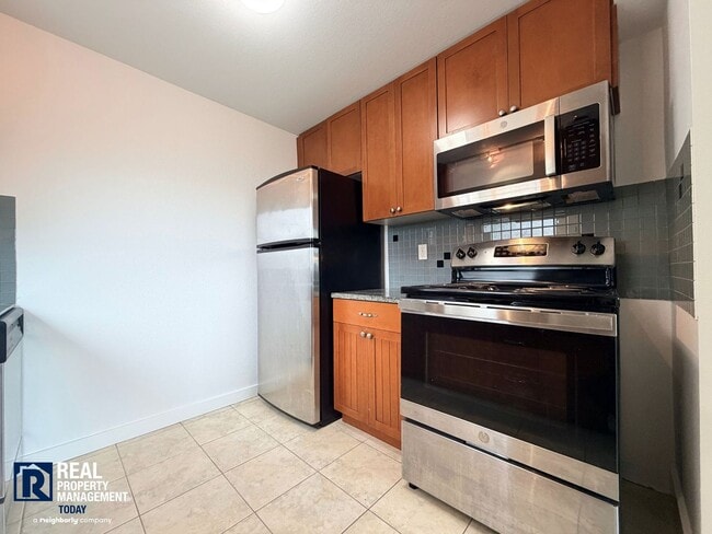Building Photo - Updated 2 Bed Condo Near the Narrows – Water Views, Covered Parking & Prime Tacoma Location!