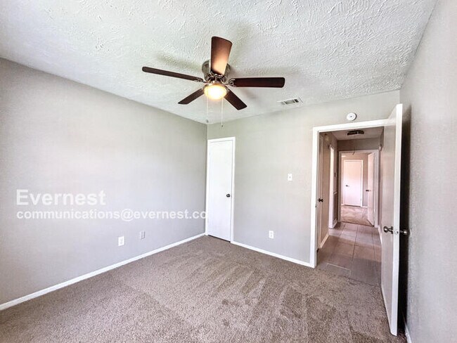 Building Photo - 203 Woodvale Dr