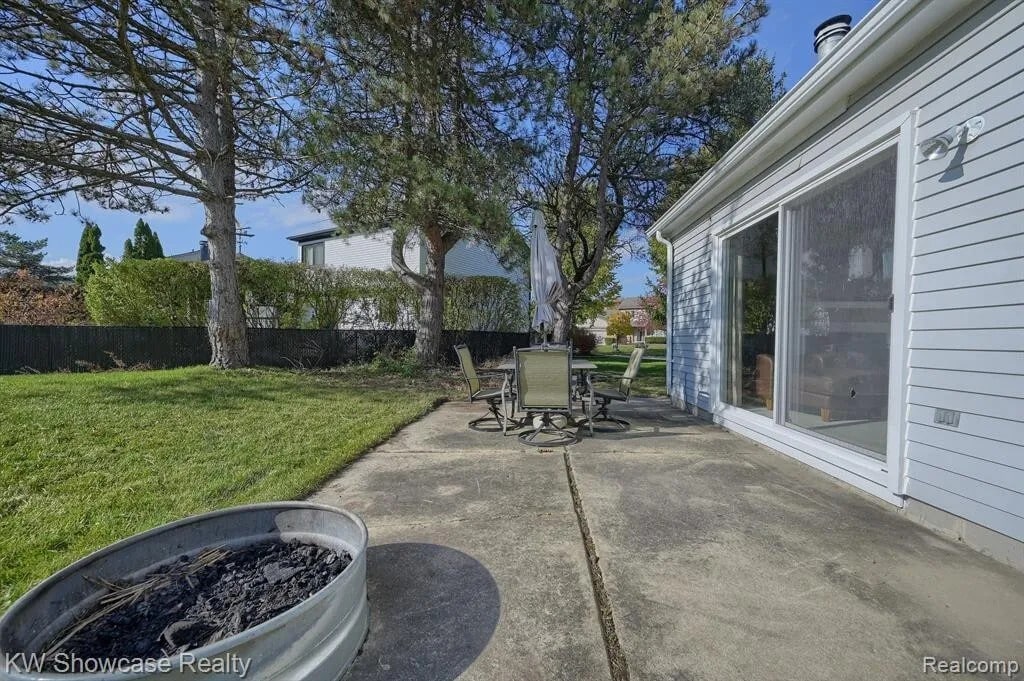 Building Photo - 24509 Simmons Dr