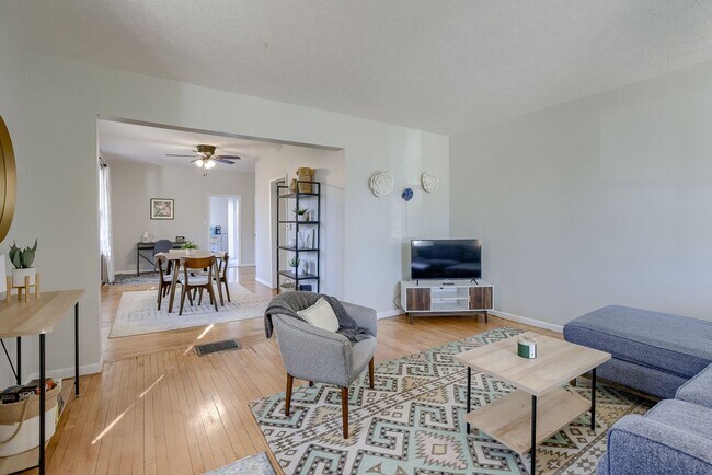Building Photo - Cozy 1 Bedroom Bungalow!!