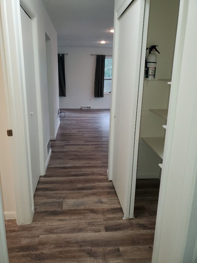 Building Photo - STUDENTS WELCOME! 4 Bed 2 Bath Single Fami...