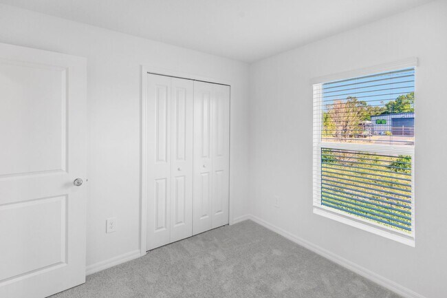 Building Photo - 4 Bedroom 2 Bath Home