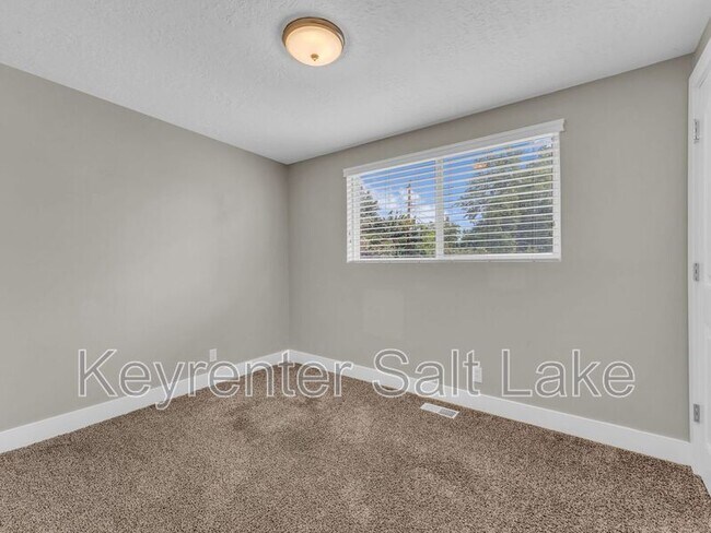Building Photo - 1095 E 5190 S