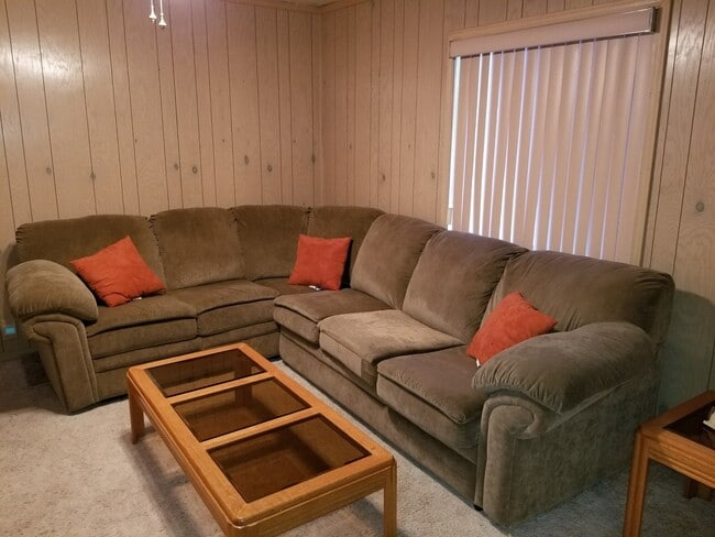 Building Photo - 2 Bedroom with 1.5 baths