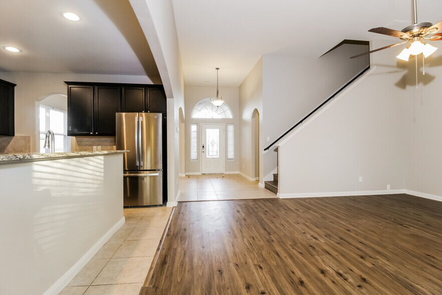 Building Photo - 821 Summer Oaks Dr