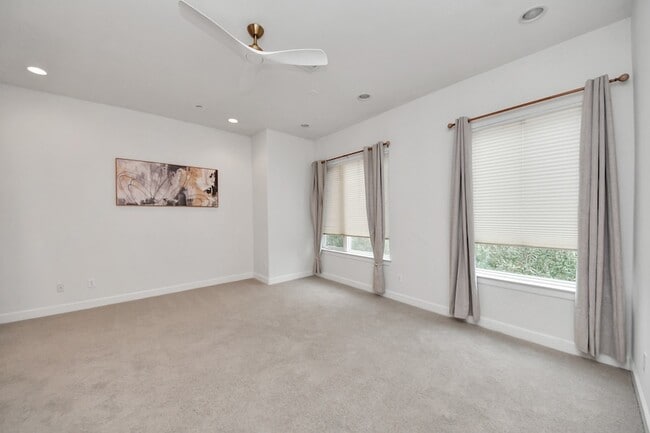 Building Photo - 1403 Delano St