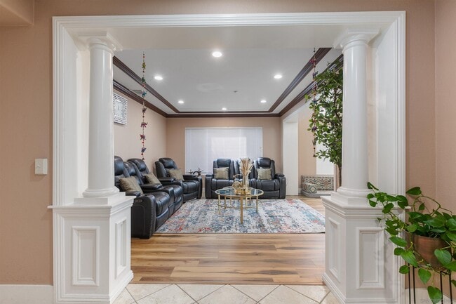 Building Photo - 10394 Valley Waters Dr