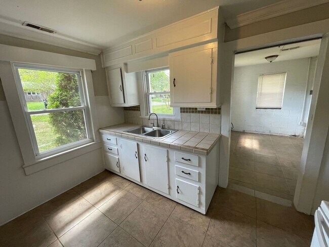 Building Photo - 2 Bedroom 1 bathroom house