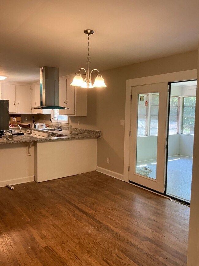 Building Photo - **COMING SOON! Beautiful Remodel In Progre...