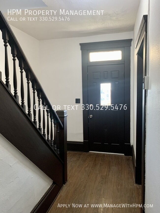 Building Photo - Spacious 2 Bedroom Upstairs Apartment!