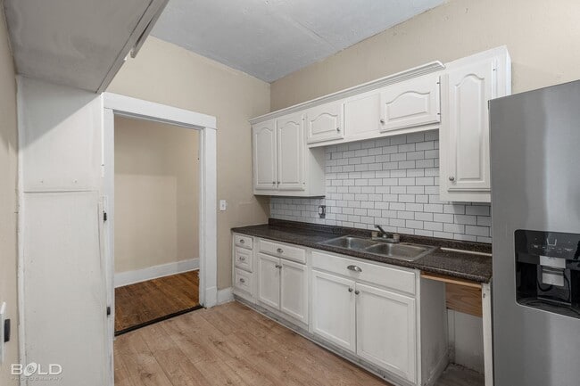 Building Photo - 2 bed 1 Bath Duplex