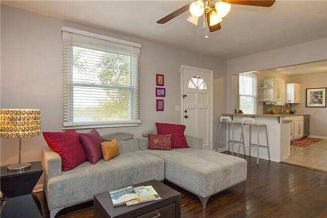 Building Photo - Adorable 2 Bedroom 1 Bath Home in Sylvan H...