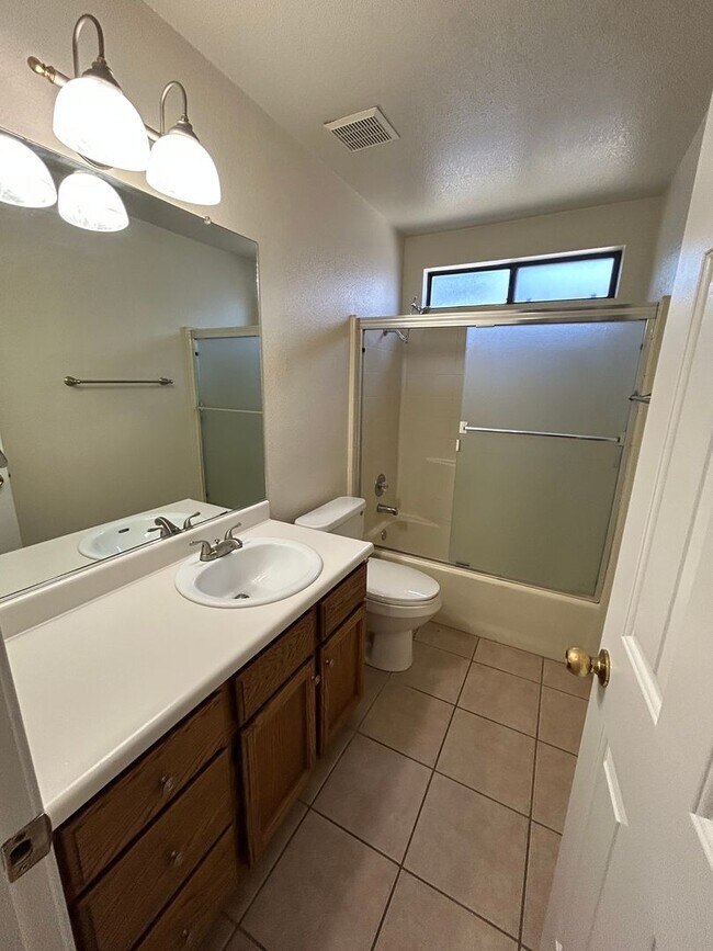 Building Photo - 3 Bedroom Home for Rent in Anderson CA | Large Family Room, 2 Car Garage, Pet Friendly