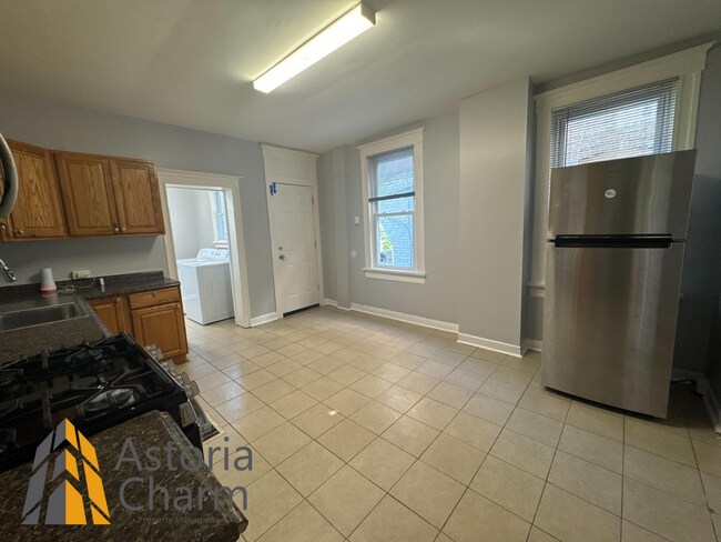 Building Photo - Comfortable 3-Bedroom with Hardwood Floors...