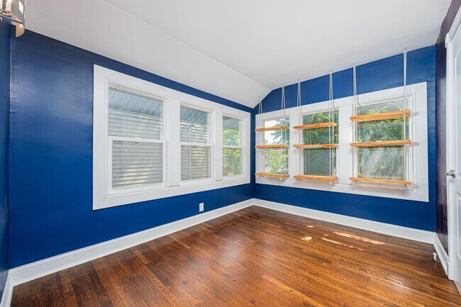Building Photo - 906 S Champion Ave
